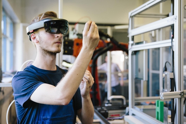 Junger Mann mit VR-Brille