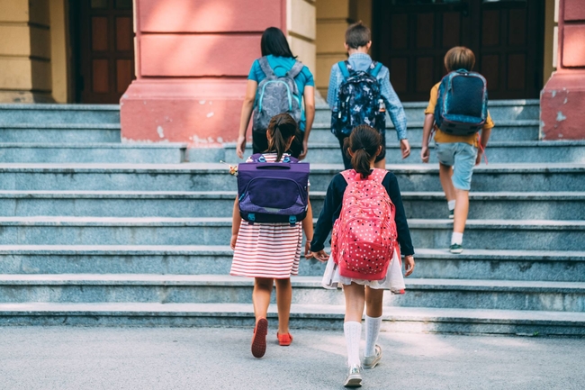 Schulkinder, die eine Treppe hochgehen