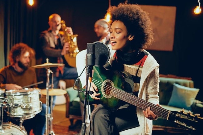 Musikerein mit einer Gitarre