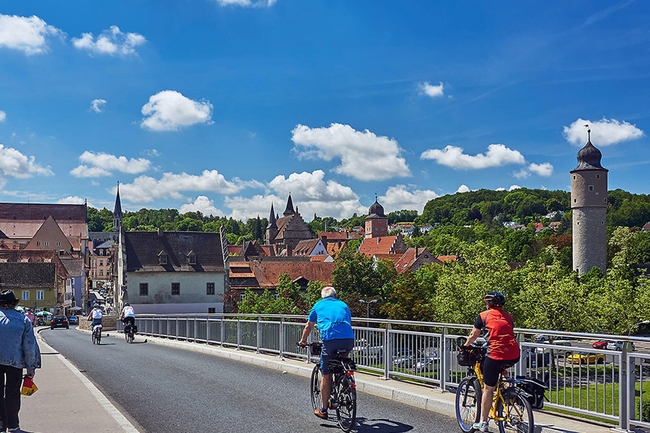 Fahrradfahrer auf einer Brücke