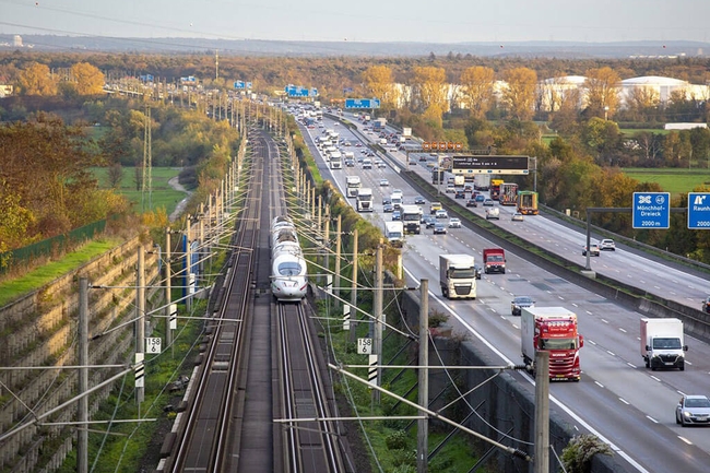 Autobahn, daneben Bahngleise