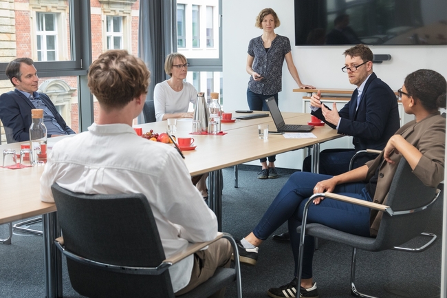 Team bei einem Meeting im Konferenzraum