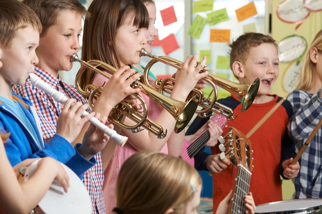 Kinder musizieren mit verschiedenen Instrumenten