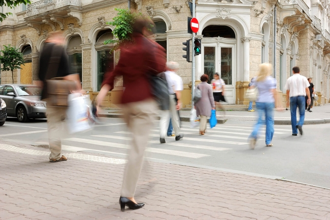 Personen überqueren einen Zebrastreifen in der Stadt