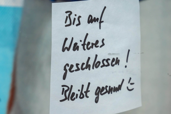 auf einem Zettel steht in Handschrift: "Bis auf weiteres geschlossen! Bleibt gesund" 