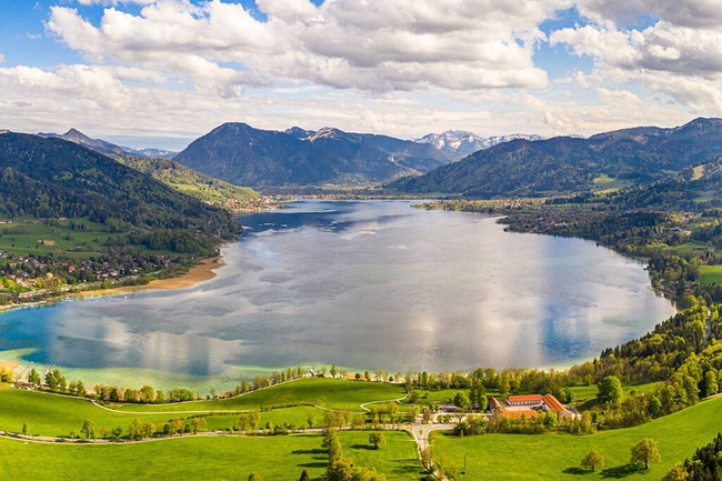 Luftaufnahme Tegernsee mit Bergen im Hintergrund