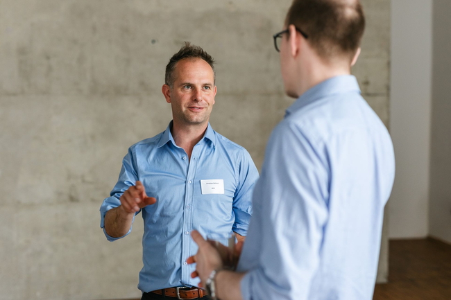 Zwei Personen sprechen miteinander