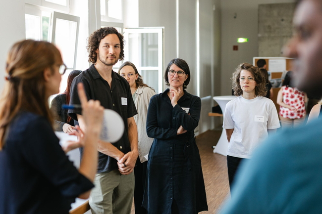 Person spricht vor einer Gruppe