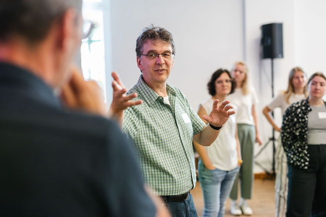 Person spricht vor einer Gruppe