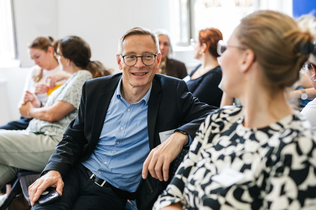 Zwei Personen sprechen miteinander