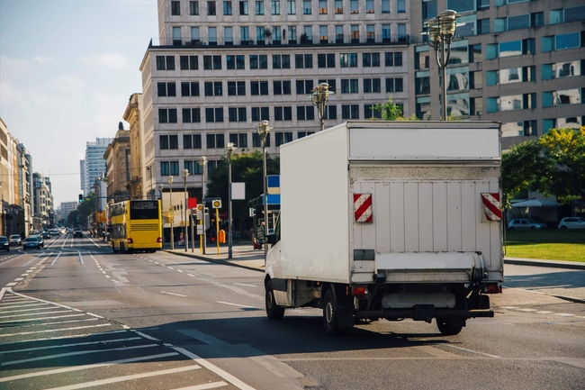 Ein Transporter fährt auf einer Straße in der Stadtmitte