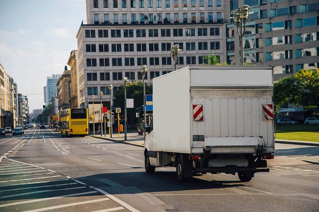 Ein Transporter fährt auf einer Straße in der Stadtmitte