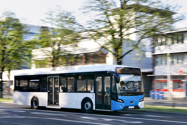Fahrender Bus