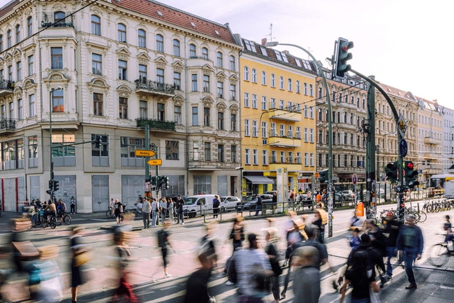 Belebte Straßenkreuzung in Berlin