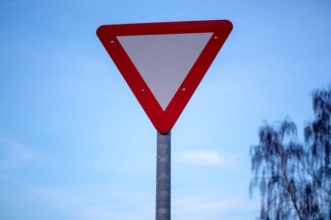 Vorfahrtsschild vor blauem Himmel