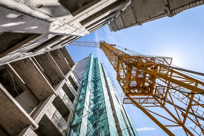 Kran an einer neu gebauten Fassade