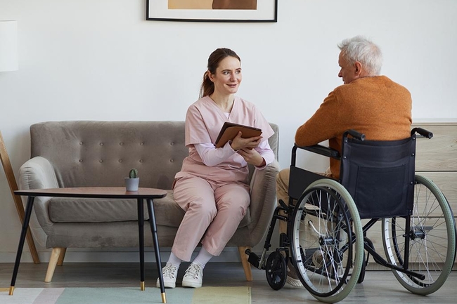 Pflegerin spricht mit einem Patienten