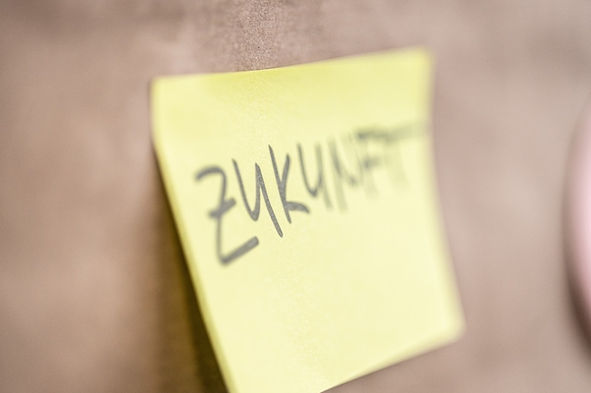 Ein Klebezettel auf dem Zukunft steht