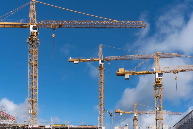 Baukräne auf einer Baustelle