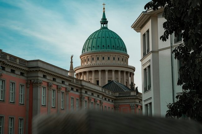 Kuppel der St. Nikolai Kirche Potsdam hinter rotem Gebäude