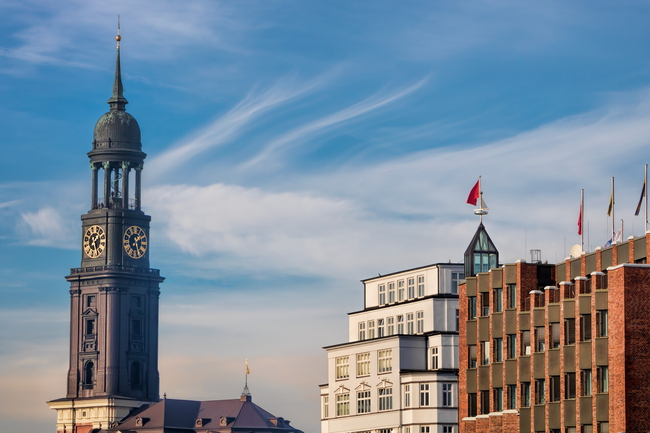 Eine Aufnahme des Kirchturms der St. Michaelis Kirche in Hamburg und anderen Gebäuden. 