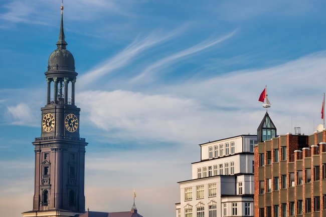 Eine Aufnahme des Kirchturms der St. Michaelis Kirche in Hamburg und anderen Gebäuden. 