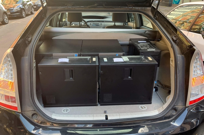 Computer im Kofferraum eines Autos