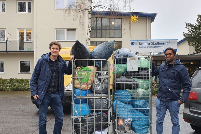 Prognos Mitarbeiter übergeben die gesammelten Spenden an die Berliner Kältehilfe