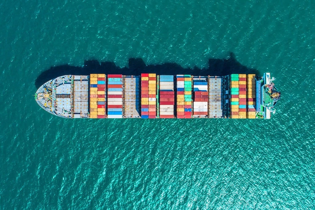 Ein Containerschiff aus der Vogelperspektive