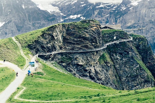 Sich verzweigende Pfade in einer Schweizer Berglandschaft