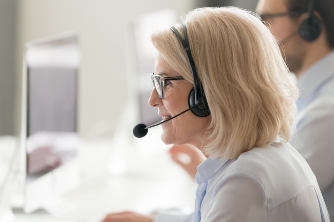 Frau im Callcenter