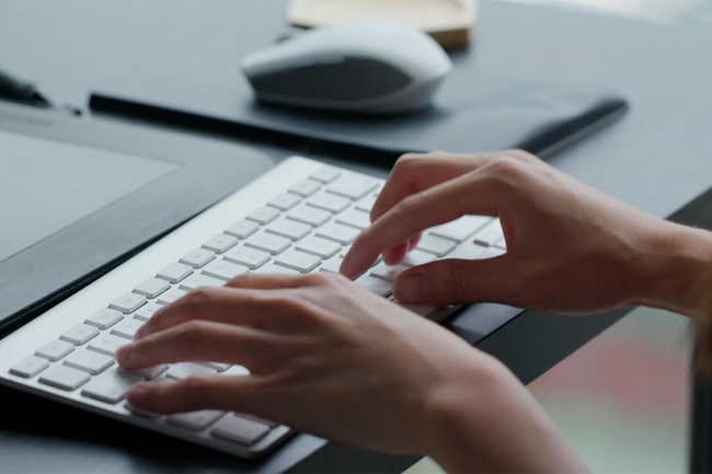 Frau tippt auf einer Tastatur