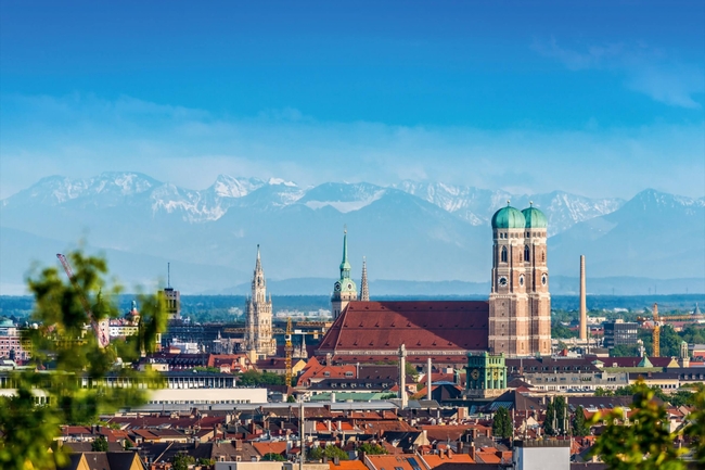 Blick über München und die Alpen