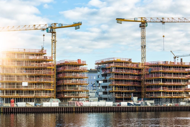 Großbaustelle an einem Fluss