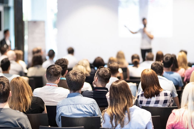 Zuhörende auf einer Konferenz