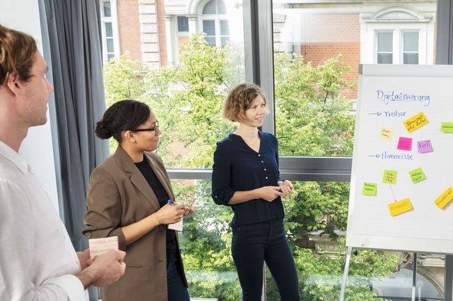 Team Meeting am Flipchart.