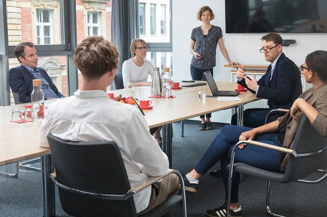 Team bei einem Meeting im Konferenzraum