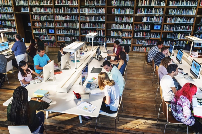 Studenten lernen in der Bibliothek
