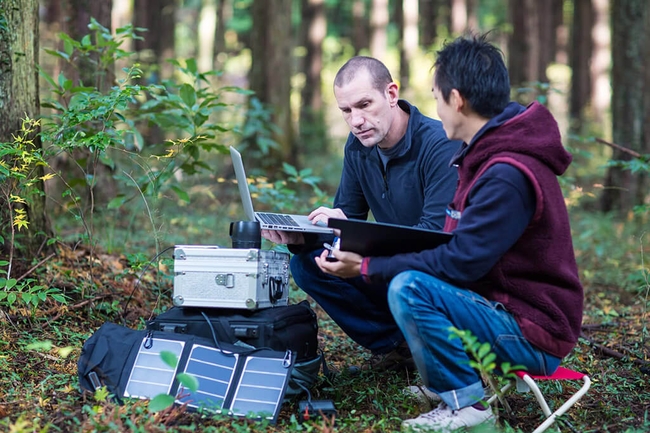 Umweltschützer überwachen den Wald mit einem solarbetriebenen Feldlabor