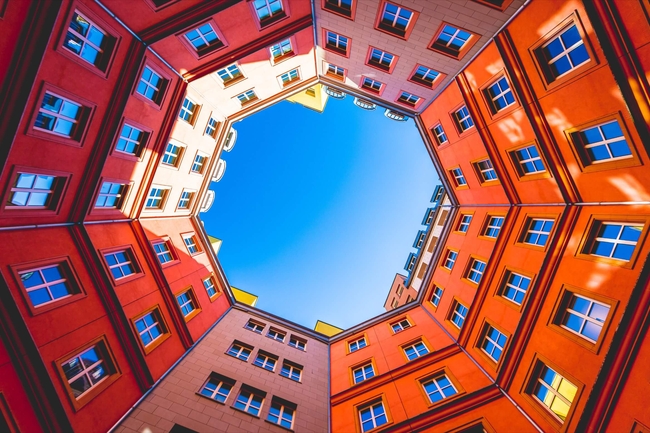 Blick aus dem Innenhof in den blauen Himmel