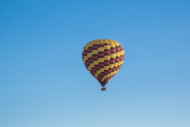 Heißluftballon in blauem Himmel