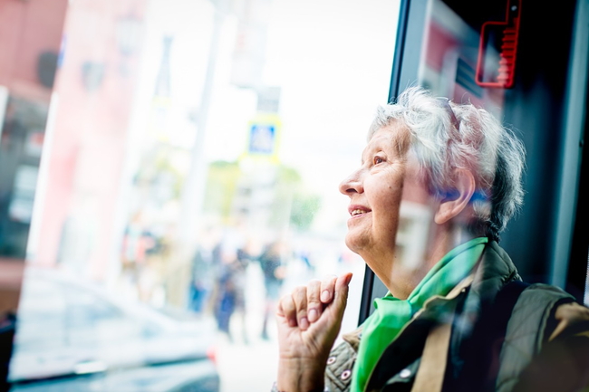 Ältere Frau im Bus
