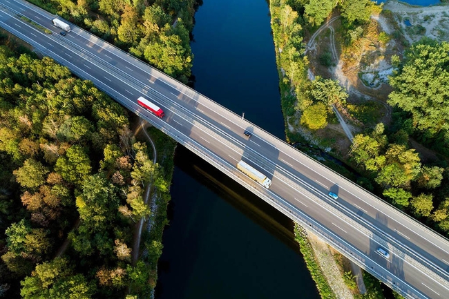 Blick von oben auf eine Autobahnbrücke