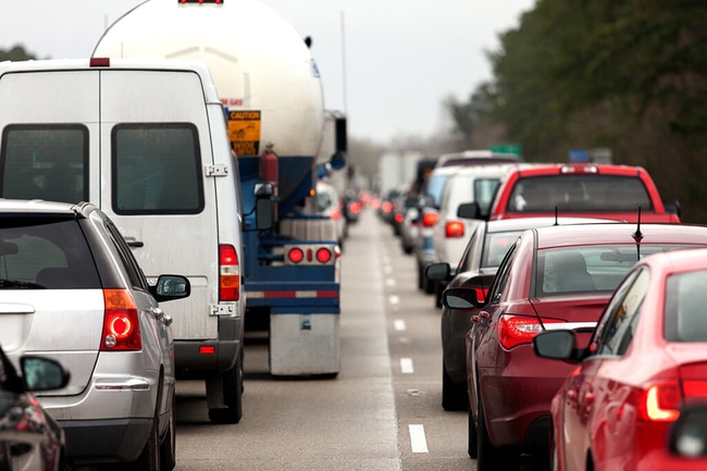Autos stehen im Stau