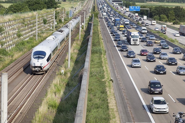 Stau auf der Autobahn und fahrender Zug