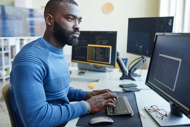 Person arbeitet an einem Computer