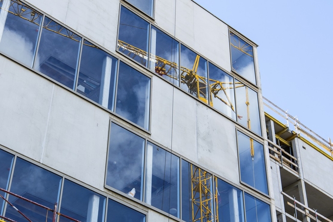 Baustelle: Glas- und Betonfassade