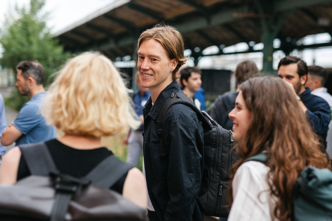 Gruppe unterhält sich an einem Bahnhof