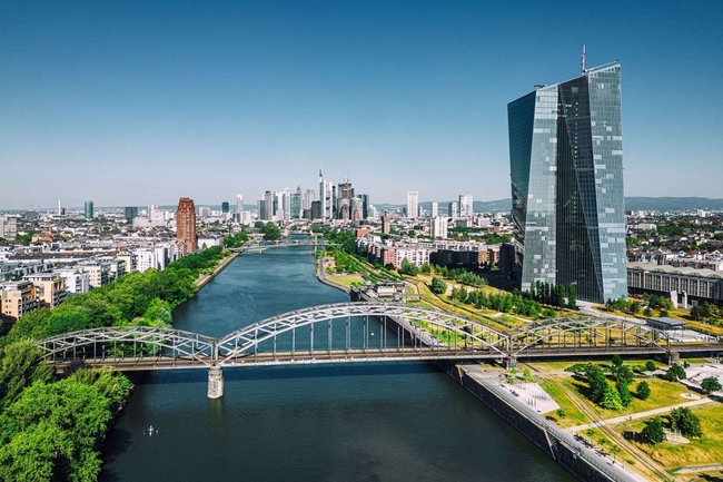 Panoramabild von EZB Gebäude in Frankfurt am Fluss, im Vordergrund eine Brücke