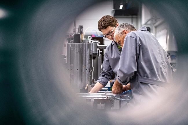 Ingenieure, die eine Maschine reparieren 
